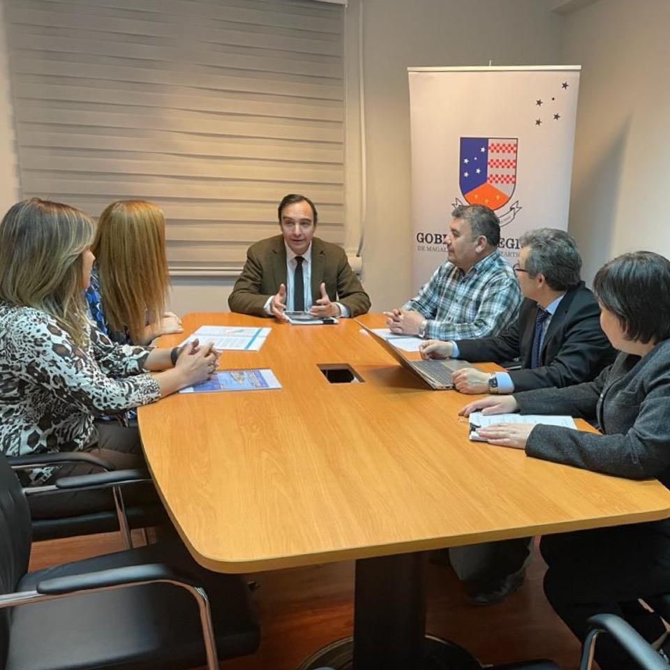 gore_magallanes's tweet photo. En sus nuevas oficinas de Stgo, recuperadas del patrimonio de la Cormag, el equipo del GORE con consejeros regionales, Ximena Montaña , presidenta comisión de presupuesto y Andrés López, presidente de comisión de infraestructura, en negociaciones presupuestarias para el 2024. https://t.co/gymAWkMRqB