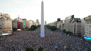 MelyidkBv's tweet photo. La gente esperando a que spreen llegue al obelisco https://t.co/ohuOriaCwJ
