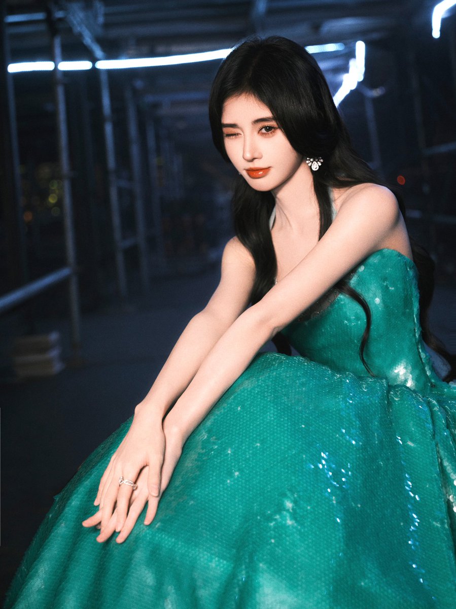 开场的绿裙子端庄鞠妈😍 https://t.co/6LfSc57vf2