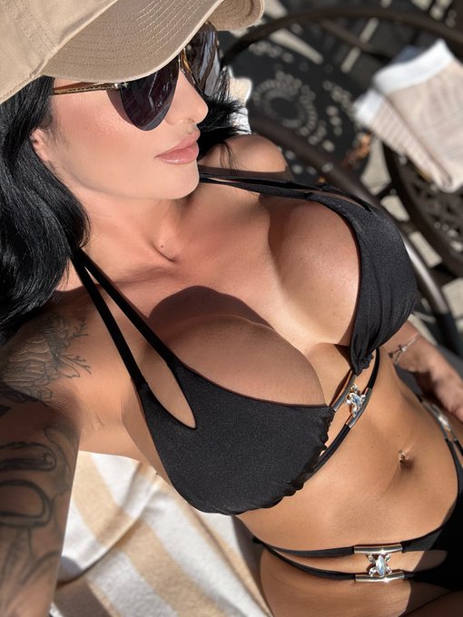 Soaking up the sun ☀️ https://t.co/Yxdk5HcFJY