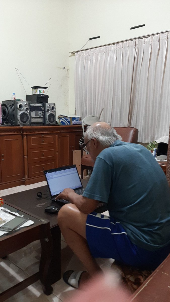 Masya Allah Tabarakallah.... jaman dulu gw yg diajarin sama ayah, pen nangis krn dikasi soal tp ga bisa², sampe jam sgini juga blm bisa tidur krn blm beres. Sekarang, ayah yg balik di ajarin, tp tetep gw duluan yg ngantuk wkwkwkwk
#lovedad #ayah