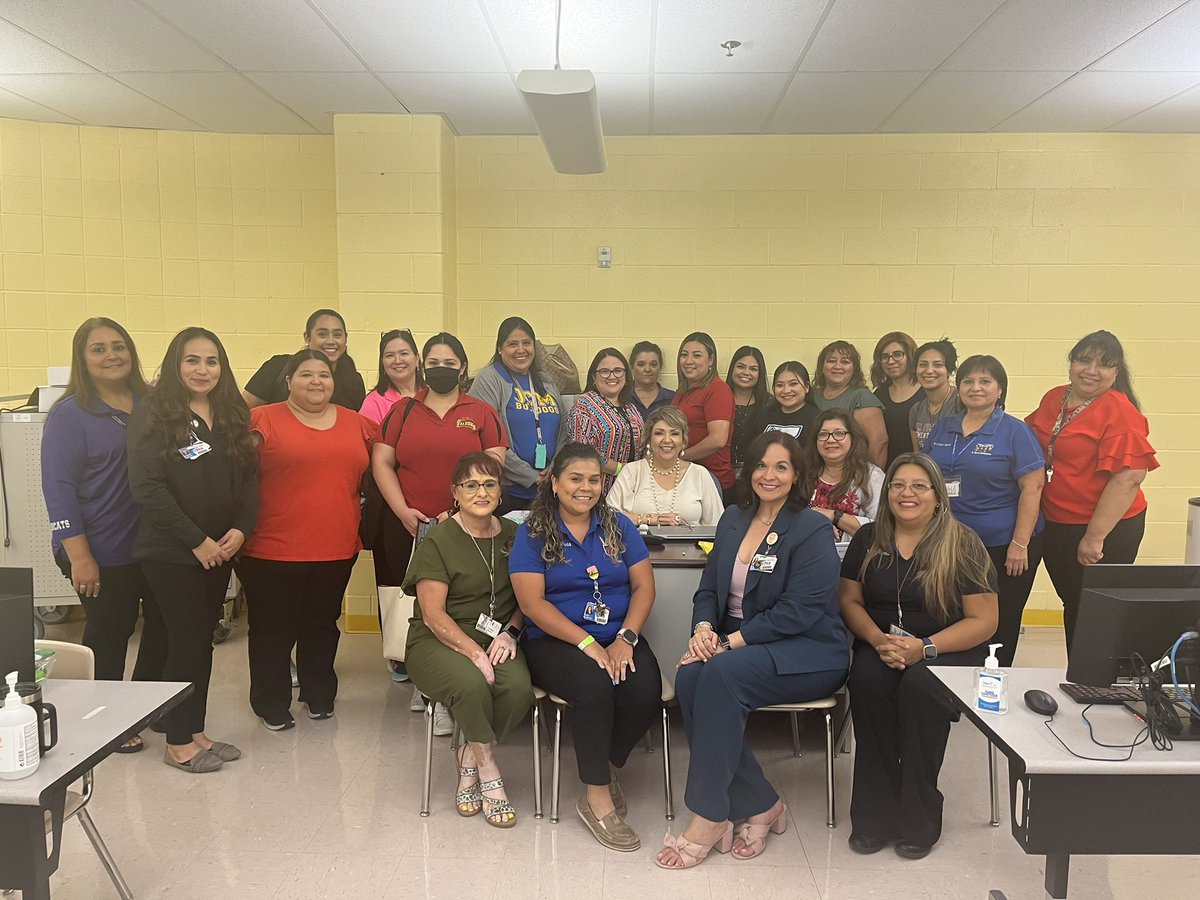 ilianahmolina's tweet photo. 2023-2024 LPAC Team! We are ready! Are you? @LaredoISD #WeAreBilingual #lisdistheplacetobe https://t.co/QxLWjVzY69