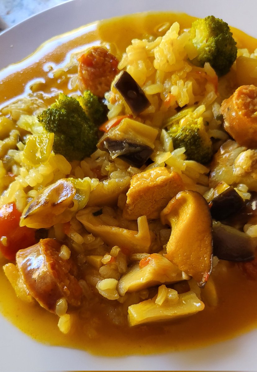 Hoy hemos preparado un arroz caldoso con verduras de la huerta y chorizo.
#cocinatradicional
#valdepeñasdejaen