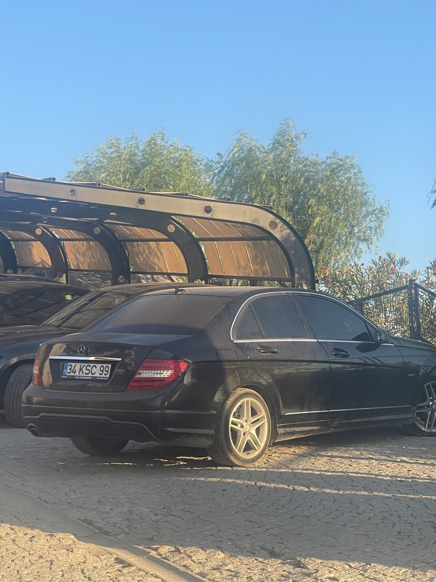 Şu gördüğünüz araç az önce Bodrum'un en tepe yerine bozuk yollardan çıkarken arkamızdan sürekli korna basıp durdu! En sonunda yokuşta sitenin kapısı geç açıldığı için yine dibimize gelip bizi strese soktu. Arabanın içinde çocuklar olduğu için ve birgün öncesinde başka bir araç