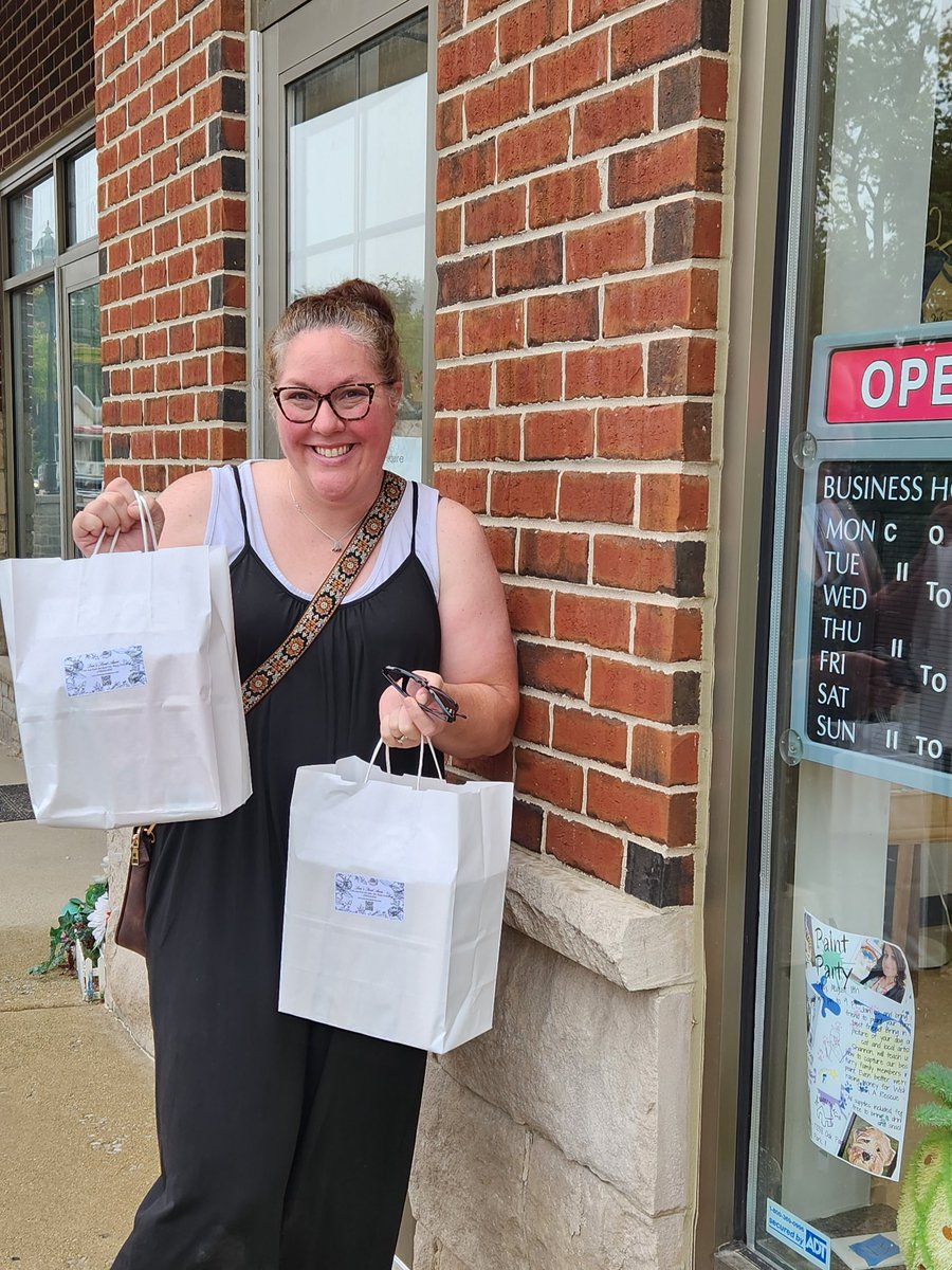 mandygrimm11's tweet photo. Did I have a budget for @lovessweetarrow ? Sure did! Did I watch it fly right by? Sure did! What an amazingly wonderful indie romance bookstore!!! Can't wait to visit again! https://t.co/oClHOvxn7L