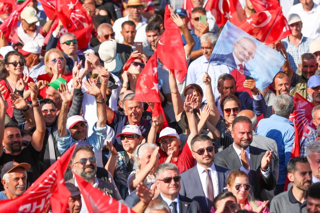 Genel Başkanımız Sayın <a href="/kilicdarogluk/">Kemal Kılıçdaroğlu</a>  Erzincan'da bir sevgi seliyle karşılandı. Can Erzincanlılarımızla buluştu, dertlerini dinledi, yerel seçimlere birlikte güçlü bir şekilde hazırlanmaya söz verdik. #Erzincan <a href="/AvMuratimrek/">MURAT İMREK</a>