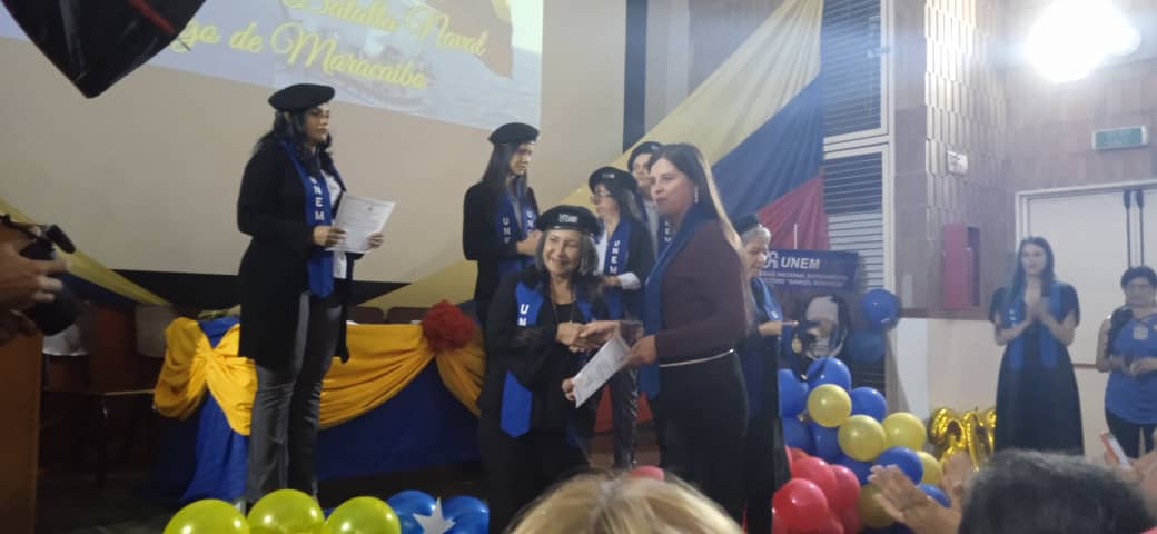 #EstamosDeFiesta 🗣️|| Desde la #UNEM felicitamos a los 39 graduandos de la #UTGUTáchira , quienes satisfactoriamente realizaron su #VActoDeGrado. 

¡Sigamos alcanzando metas!

#LasSancionesNoSonUnJuego

<a href="/NicolasMaduro/">Nicolás Maduro</a>
<a href="/_LaAvanzadora/">Yelitze Santaella</a>
@MPPEDUCACION
<a href="/sandraoblitasr/">Sandra Oblitas Ruzza</a>
<a href="/mppeduniv/">@MPPEDUNIV</a>