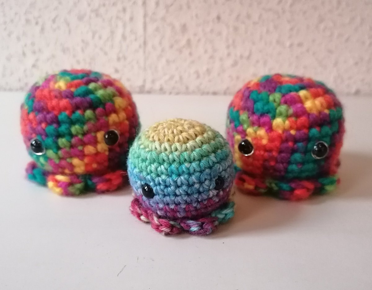 VaCoffee_'s tweet photo. Auf Wunsch sind dann nochmal drei kleine Oktos entstanden 🥰

#häkeln #amigurumi #handgemacht https://t.co/KDZCDmSskP