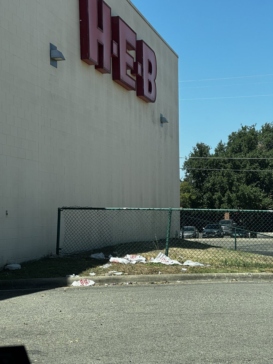 seandavidtm's tweet photo. Hey @HEB. Could y’all pickup these plastic bags next to the pharmacy drive-through in BUDA? #keeptexasbeautiful #litteringisawful #Texas https://t.co/k3v9qtzEoF