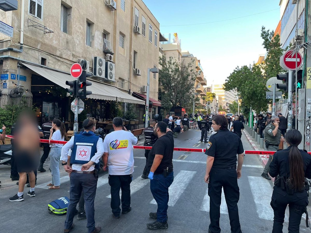 Atentado terrorista en Najalat Biniamin en Tel Aviv. Un palestino de Jenin abrió fuego hacia un guardia,lo hirió,y luego fue neutralizado por su compañero.