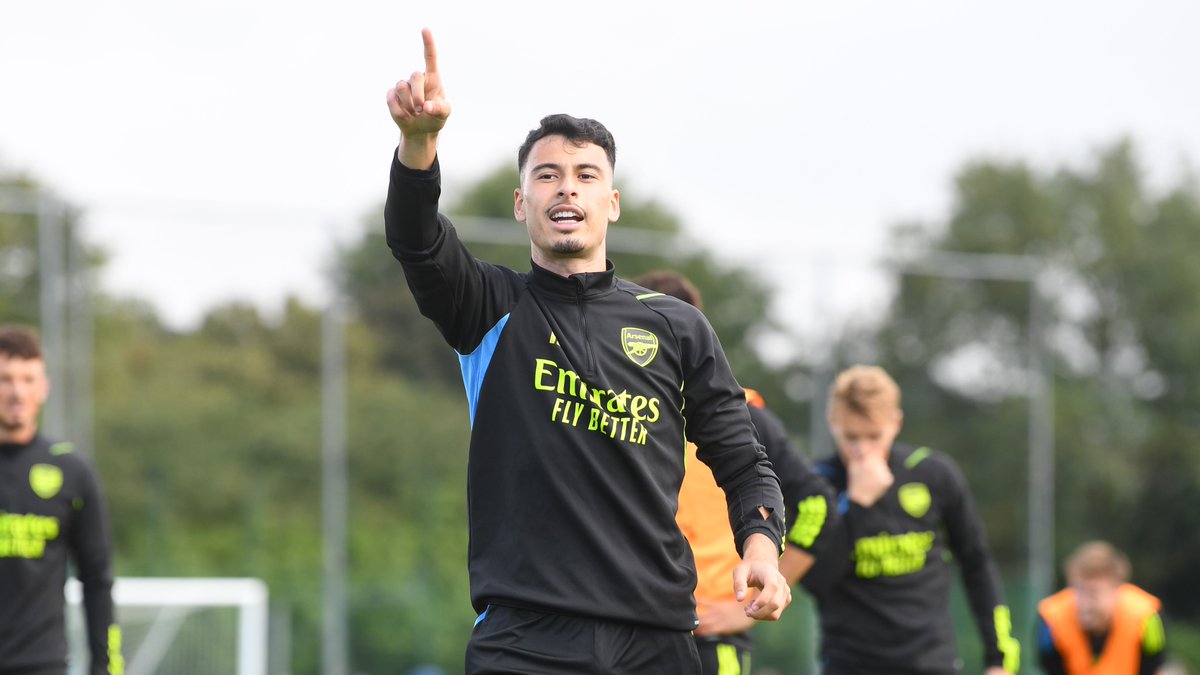 Arsenal's tweet photo. Warming up for Wembley 👊 https://t.co/Qa0aUtM49t