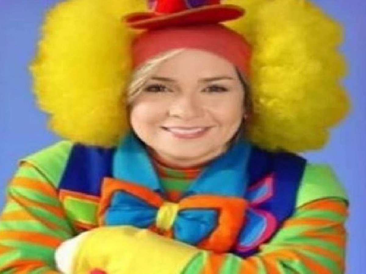 Vicky Dávila quedó como lo que es, como una PAYASA. Replique esto masivamente, gente. Para que se entere como LUCE en realidad.