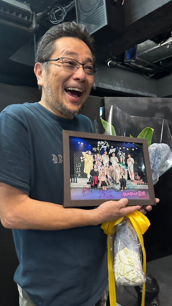 trkiyn_999's tweet photo. 本日もご来場いただきました皆様本当ありがとうございました！！

我らが主宰村手さんのお誕生日でした🎂
みんなでサプライズ！
最高の笑顔頂きました😜😜✨

明日いよいよ千秋楽を迎えます。
最後まで応援よろしくお願い致します🥹🔥

#舞台 #桃太郎の大冒険2023 #阿佐ヶ谷アルシェ https://t.co/UpHIOoNpTm