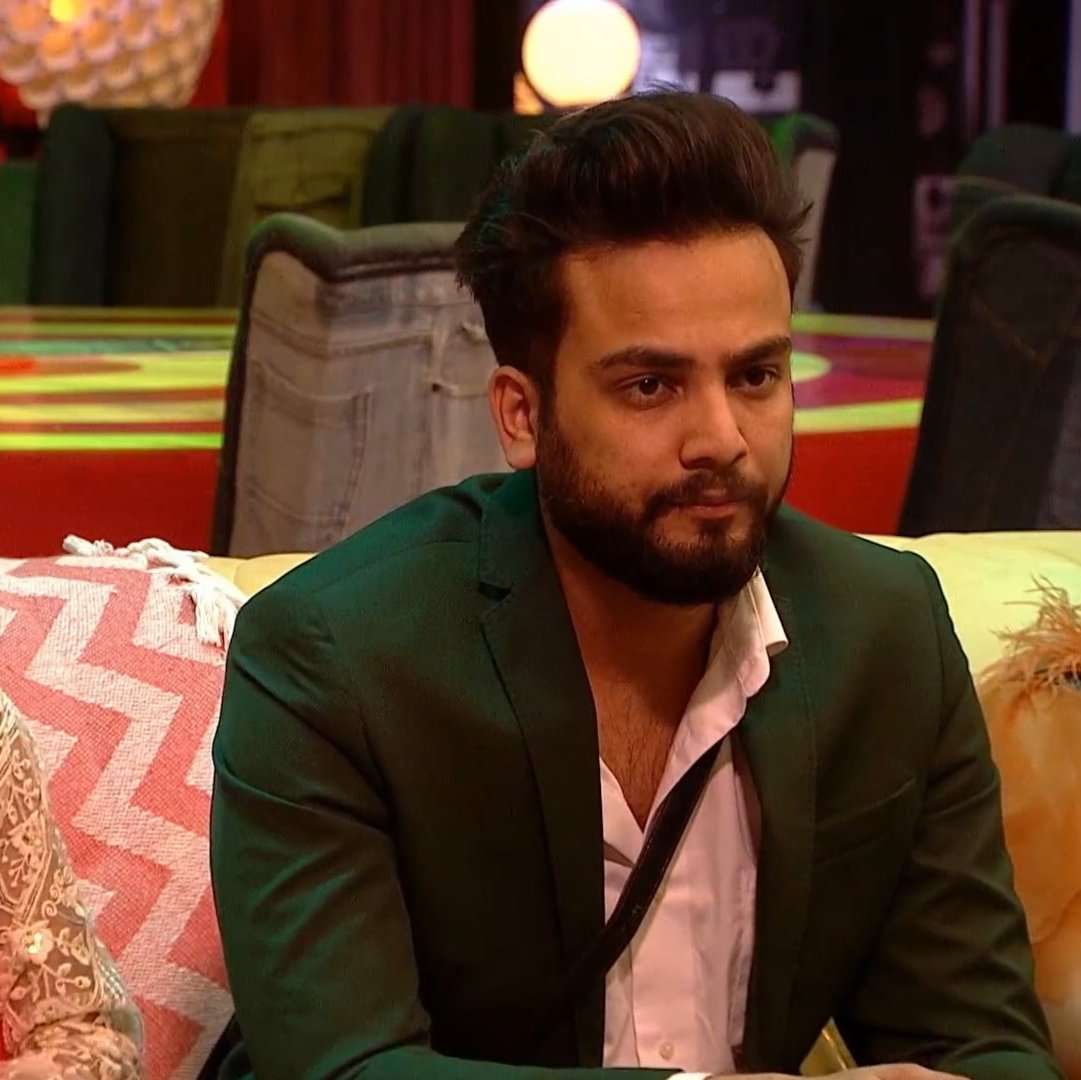 gloriousgurl07's tweet photo. He was shocked 🥺 and clearly said winner vali baat nhi boli isne

But fukra was still trying to manipulate the convo.

Itna hi dam hai Abhishek toh muh pr bolo.

#ElvishYadav https://t.co/EQj87M3fjx