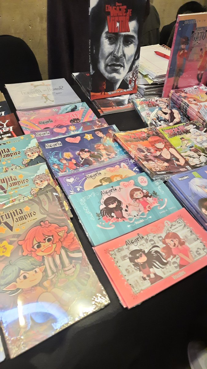 Parte de las editoriales y autores y autoras presentes en el Malón del cómic en La Cava de San Miguel (Llano Subercaseaux 3519, metro El Llano) <a href="/HuichamanJose/">Jose Huichaman</a> <a href="/dogitiaed/">Dogitia</a> <a href="/Pezarboreo/">Pezarbóreo Ediciones</a> <a href="/visuales_chile/">Visuales Editorial</a>
<a href="/traukocomics/">Traukocomics</a> <a href="/SanMiguel_CL/">Municipalidad de San Miguel</a>