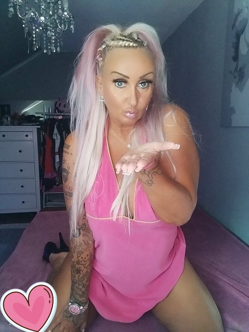 K&uuml;sschen f&uuml;r dich 🫶 #blondie #barbiestyle #curvy #sexycurves #hottie #plussize #sexywomen https://t.<a href="/tag/blondie"class="tags">#blondie</a><a href="/tag/barbiestyle"class="tags">#barbiestyle</a><a href="/tag/curvy"class="tags">#curvy</a><a href="/tag/hottie"class="tags"><span>#hottie</span></a><a href="/tag/plussize"class="tags"><span>#plussize</span></a><a href="/tag/sexywomen"class="tags"><span>#sexywomen</span></a><a href="/tag/sexycurves"class="tags"><span>#sexycurves</span></a>