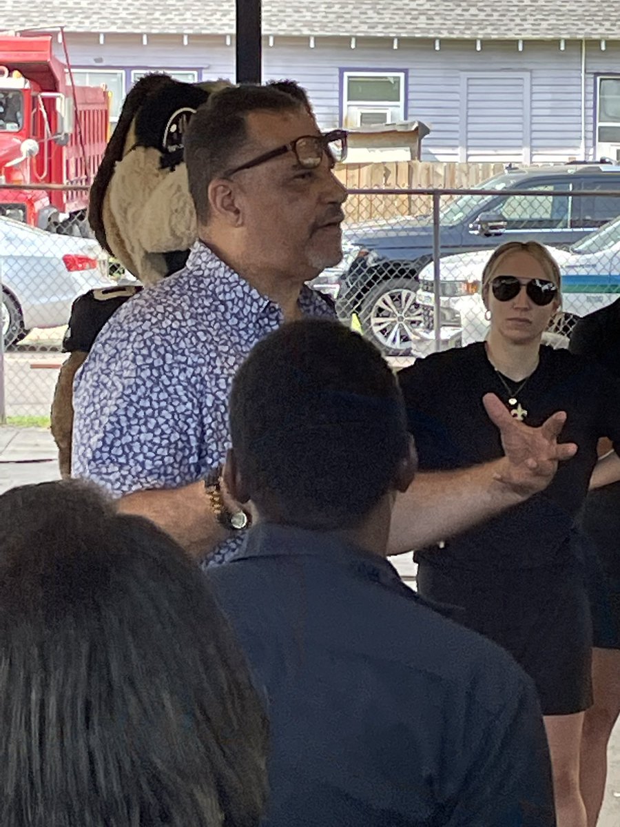 otforus's tweet photo. Keeping our playgrounds clean helps to contribute to a welcoming atmosphere for our children &amp; families to enjoy. Your #DistrictE Team &amp; partners from around the city joined in for a cleanup at #SamBonartPlayground in the #Lower9. 

#OTforUS #oliverOURcouncilman https://t.co/pxFkSkxZ6c