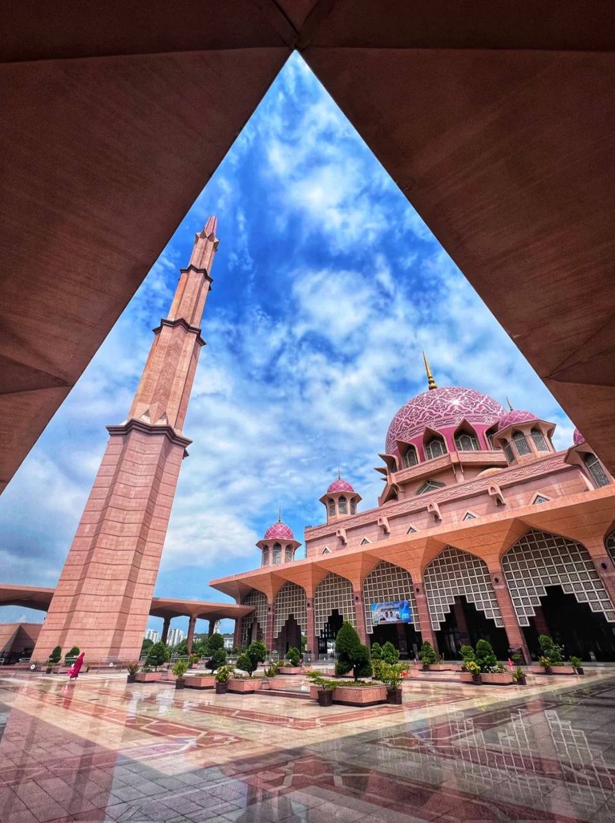 CCordia99's tweet photo. You have to see the world to have a worldview🕌🕌 #Kl #PinkMosque https://t.co/rnQh3EkAxd