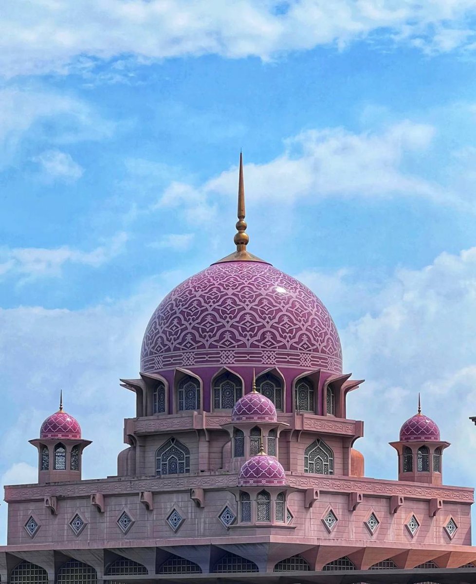 CCordia99's tweet photo. You have to see the world to have a worldview🕌🕌 #Kl #PinkMosque https://t.co/rnQh3EkAxd