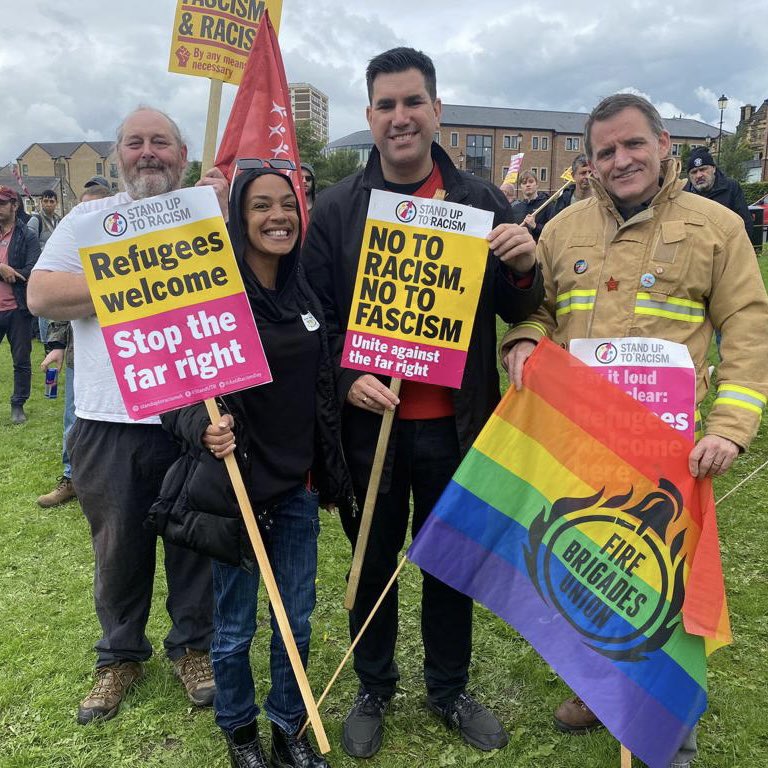 RichardBurgon's tweet photo. Today the far right travelled to Seacroft to target refugees and try to whip up racism and division.

I was proud to be part of our local community’s response - a demonstration showing unity with everyone in our community.

No to racism. No to fascism. Stop scapegoating refugees. https://t.co/dHuw4BX46N