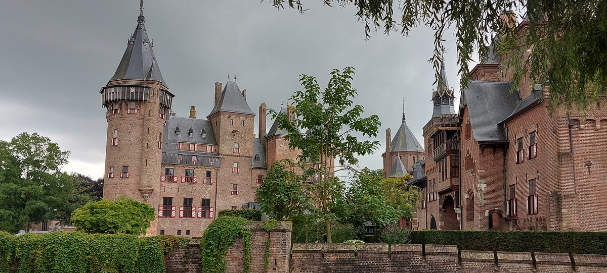 YvoDreamcatcher's tweet photo. Daytrip to a castle 😊 #DeHaar https://t.co/EaNSc8CidM