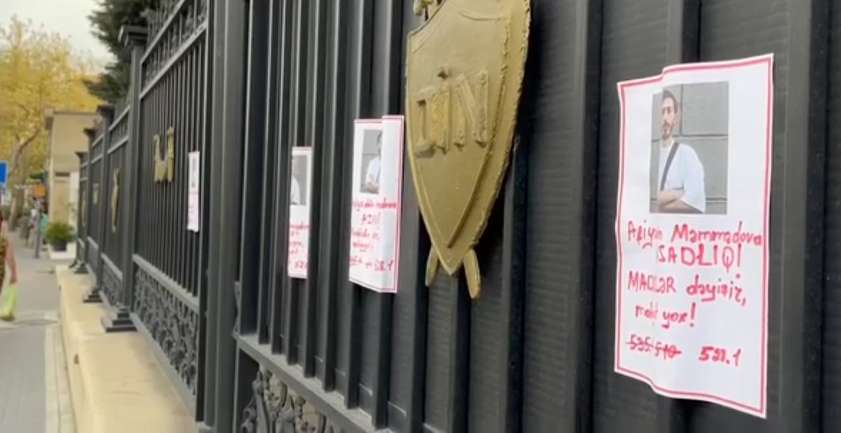 UlviyyaAli's tweet photo. İşçi Masası Həmkarlar İttifaqları Konfederasiyasının üzvləri Bakı Şəhər Baş Polis İdarəsinin binasına "Afiəddin Məmmədova azadlıq! Maddələr dəyişir, mahiyyət yox!" plakatları yapışdırıblar. Onlar Afiəddin Məmmədovun üçüncü dəfə qanunsuz olaraq həbs edilməsinə etiraz ediblər. https://t.co/hyJVoJ5xl9