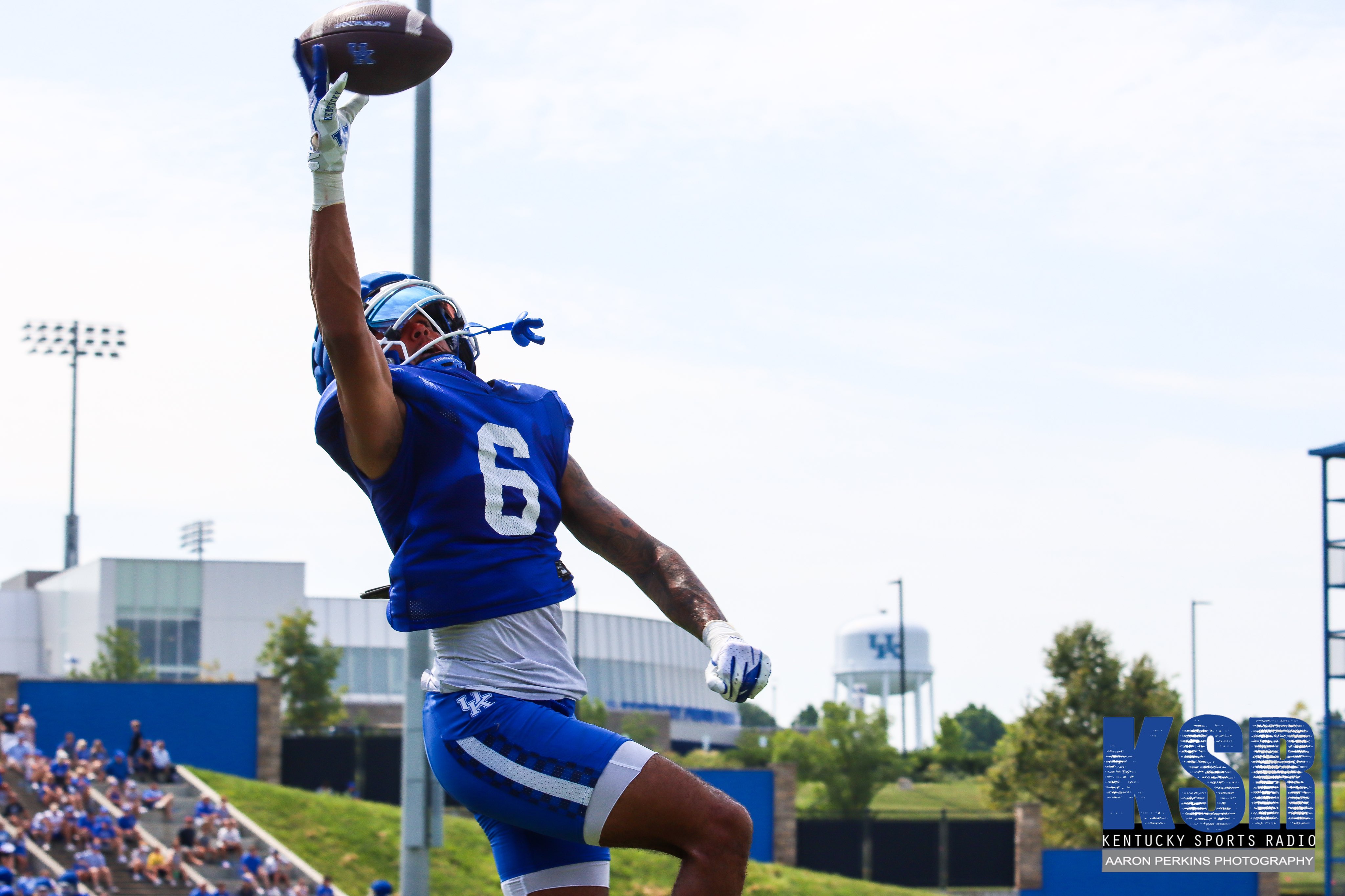 Kentucky WR Dane Key makes a one-handed catch at practice