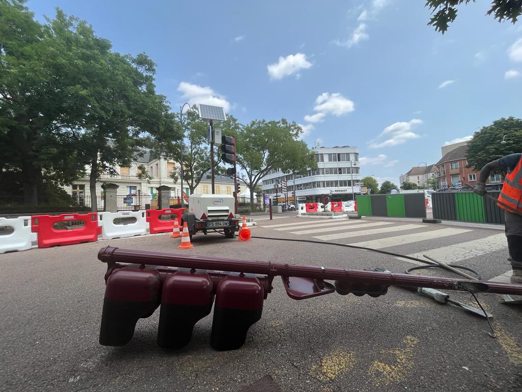 AvecPhLaurent's tweet photo. 🚦Éteints depuis plusieurs mois, les feux tricolores de la place De Gaulle à #Sceaux ont été retirés cet été, rendant définitif l’aménagement de ce giratoire sans feux, plus sûr, moins bruyant et moins polluant.

➡️ En savoir plus : https://t.co/J3AUoqhobm https://t.co/CSxSxz3KTd
