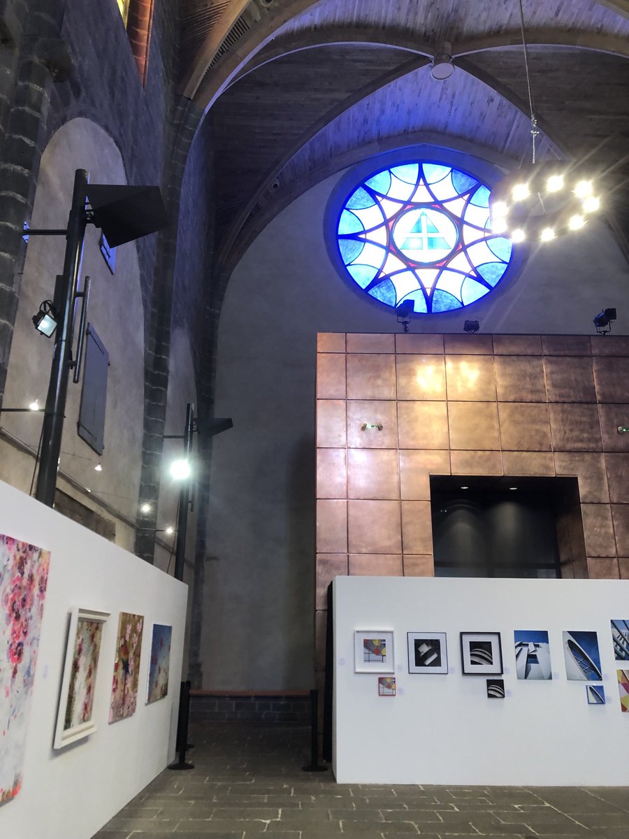 Depuis ce matin, l’art contemporain sort des galeries de St Flour pour s’exposer à la halle aux bleds. Entrée libre pour une exposition haute en couleurs ⁦<a href="/AmyleeParis/">Amylee Artiste peintre</a>⁩ #culture #patrimoine #art