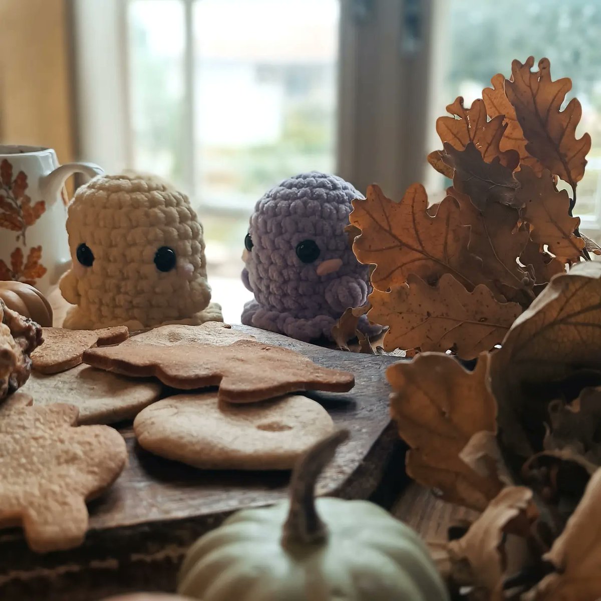 Lemondedelweg's tweet photo. Ça y est, la collection "Le Petit Monde d’Elwëg fête l'Automne 🍁" commence à se dévoiler !

L'automne étant déjà bien présent dans mon cœur, je ne pouvais pas attendre plus longtemps ! 🥰

Ces petits Fluffy Ghost seront disponible à partir du 3 Septembre sur le site ! https://t.co/5oUzDQJbN4