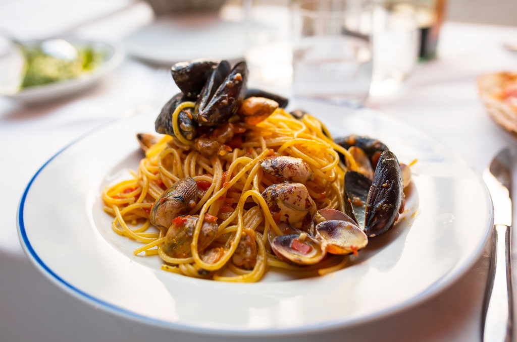 Dive into this effortless dish with our new Simple Seafood Tomato Pasta recipe. A breeze to make while bursting with summer flavors; briny anchovies and sun-kissed tomato sauce. Get the recipe on our blog at bit.ly/UM-Seafood-Tom…