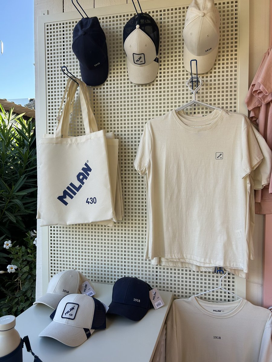 user71837282747's tweet photo. @pachidermi EN LA SANTA MARKET ENCONTRAREIS MUCHISIMAS TOTEBAGS Y MUCHOS PRODUCTOS MAS!!! 
se encuentra en Santa Cristina, Catalunya.

#AdmisionEscolar2024 #totebag #milan #gomamilan #santamarket #infancia https://t.co/xF5p5Vfeed