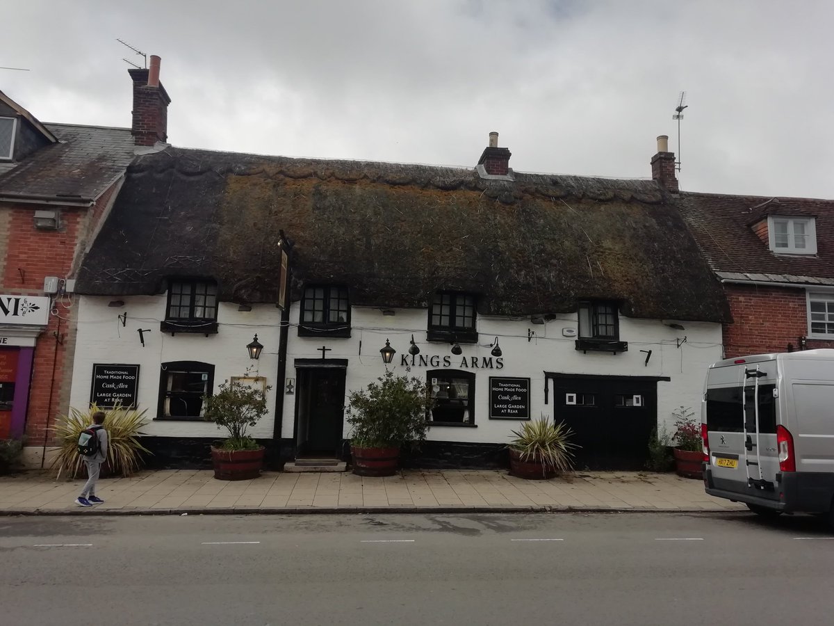 The only surviving thatched building in the centre of this Dorset town.. No thatch allowed after the rest burned down in the 18th century (can't remember the year!). QUIZ For you...who knows where it is? #househistory #househistoryhour