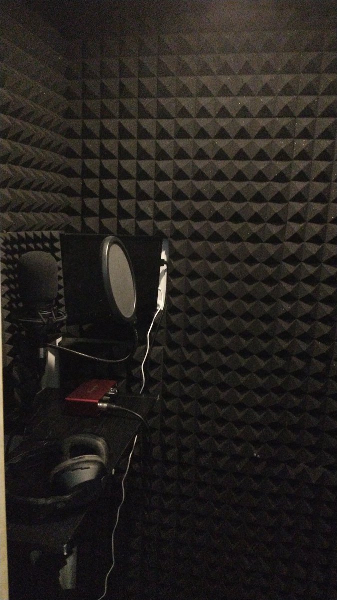 Endchapter1's tweet photo. Hello #voiceactor I just finished my #vocalbooth. But I still have some things I can do to make it better. But for now it will do. Let me know what you think. Let me know if you have one and what I could do for improvements. #soundbooth #VoiceActing #voiceover https://t.co/N1MBtiiTEW