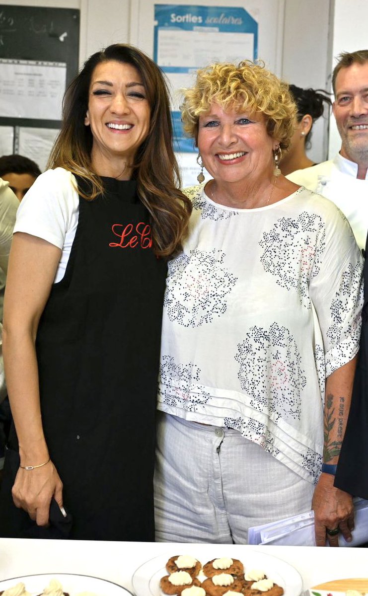 SabrinaRoubache's tweet photo. Tant de souvenirs gravés à #FelixPyat  🤩
Très émue de revenir dans  le quartier de mon enfance, où j'ai grandi heureuse, entourée de ma famille, d’amis fidèles et de femmes inspirantes comme Vera Tur la Directrice de mon école.
Vous avez tous façonné la femme que je suis. https://t.co/3UpNNyQOno
