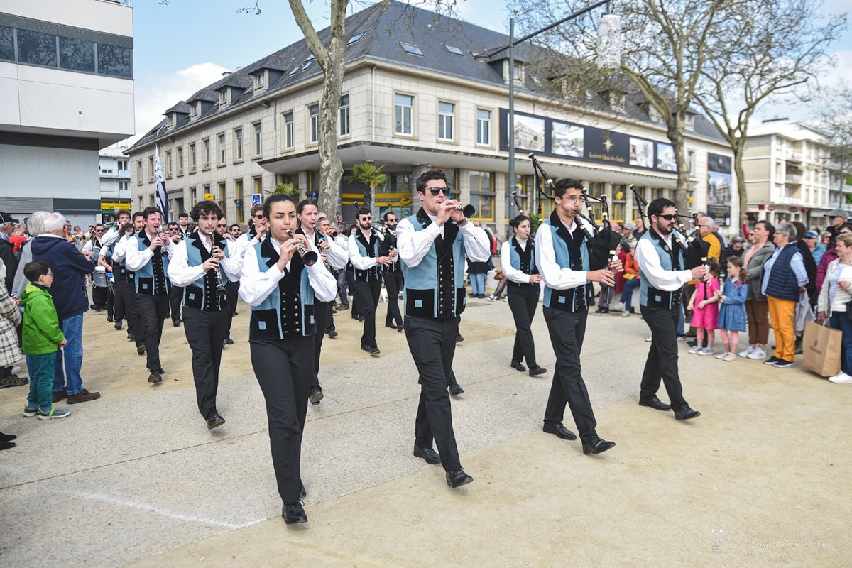 Prefet56's tweet photo. #interceltique23 |
...La ministre de la culture @RimaAbdulMalak a ensuite assisté au championnat national des Bagadoù organisé le 1er samedi du @FESTIVALLORIENT
🎶16 Bagadoù st en 1ère catégorie
🎶Le bagad est une formation musicale bretonne inspirée des pipe bands écossais... https://t.co/W2WccHaQbP