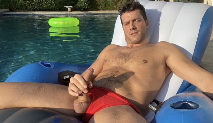 So hot and horny&hellip;the only thing it can help me is jerking off in the pool&hellip;you like uncut cock? Con tanto
