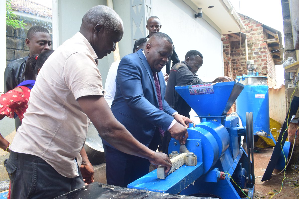 HonKakembo's tweet photo. 🧼 SOAP MADE IN ENTEBBE

Recently I interfaced with Nicholas Mawanga, a young entrepreneur who makes 'New Star' laundry and bathing soap from a small scale factory in #Entebbe. He gave me a tour of his factory and enticed me to try my hand at soap making. A unique experience indeed.

We discussed his plans for expanding the factory, the challenges he faces, and most importantly how I can help him as the area MP to achieve his dreams.

Many Uganda youth sit on their hands waiting for an office job that may never come. Young people like Nicholas embody the model youth that will drive our country forward; Innovative, Entrepreneurial and Hardworking. 

As leaders, it is our duty to support such youth with all our ability for they are the future of our nation.

#KungaUganda #VisitEntebbe