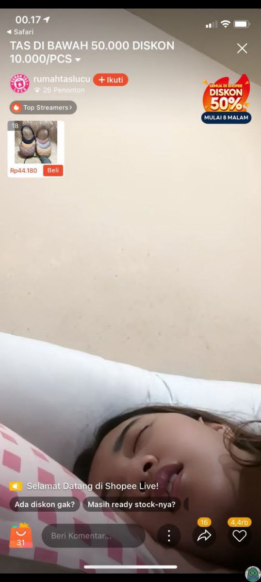 mbaaa bangun mbaaa ayo banguuunn 😭😭😭😭
nih knp ditinggal molor woy 💚