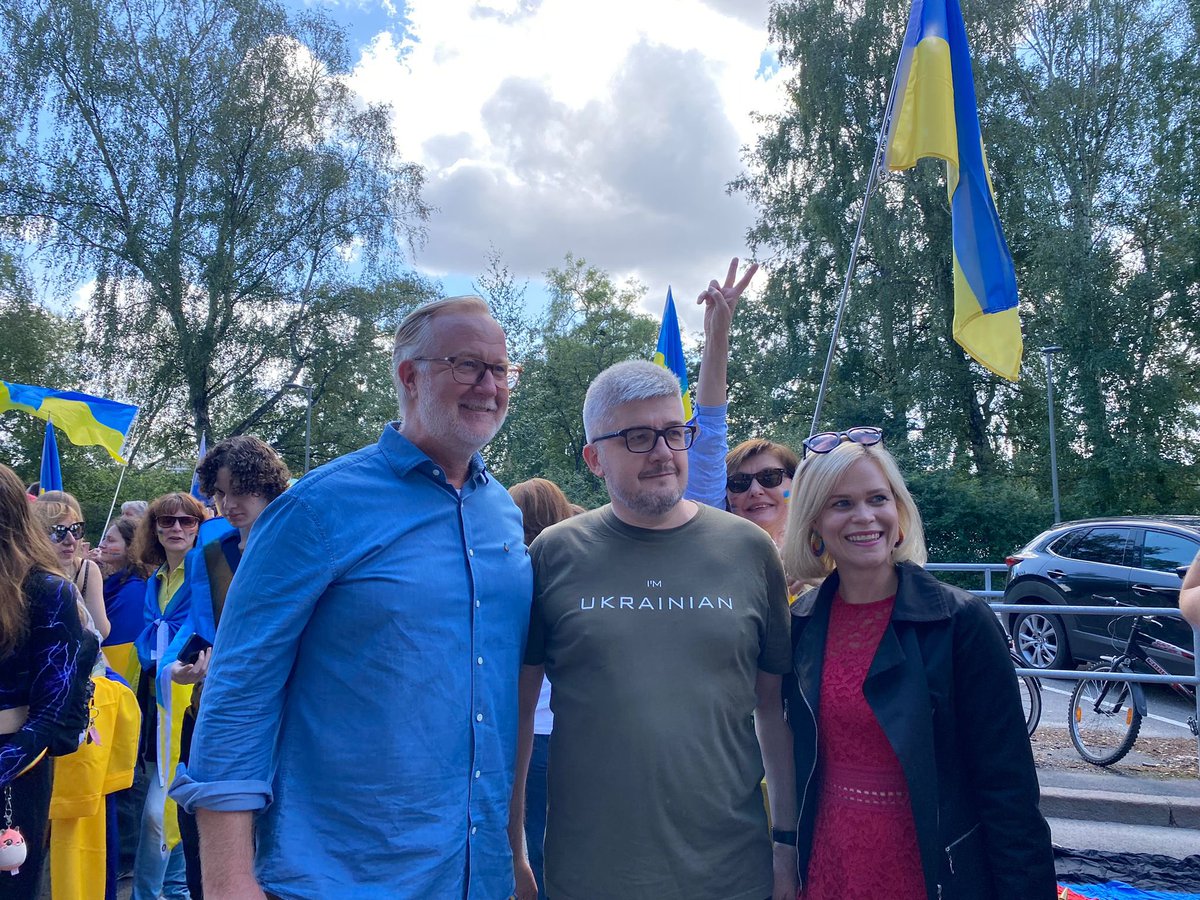 a_plakhotniuk's tweet photo. Glad Pride!
#Freedom
#HumanRights 
#UkraineIsFightingForFreedom
#StandWithUkraine! 
#TackSåMycketSverige!
@nordicukraine @stockholmpride https://t.co/RTeRqeI4oJ