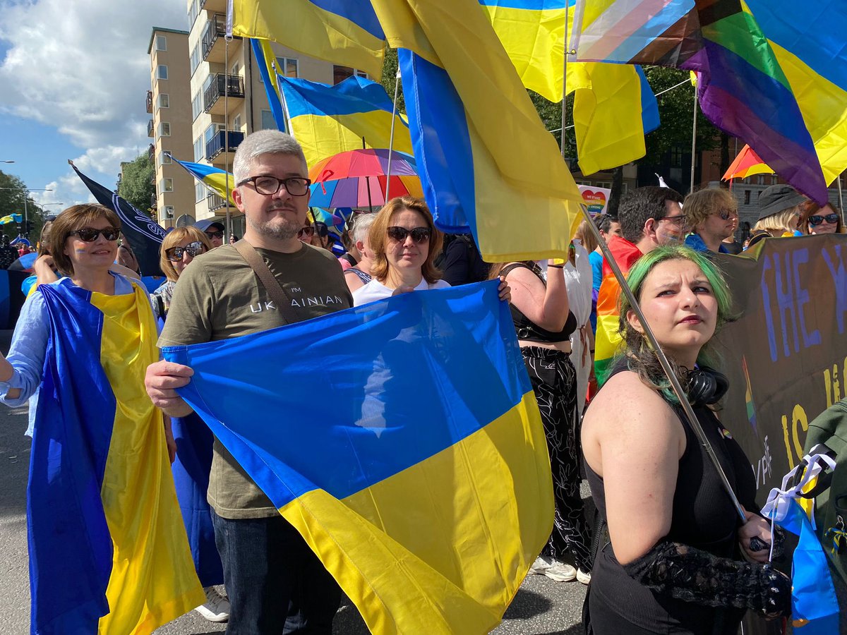 a_plakhotniuk's tweet photo. Glad Pride!
#Freedom
#HumanRights 
#UkraineIsFightingForFreedom
#StandWithUkraine! 
#TackSåMycketSverige!
@nordicukraine @stockholmpride https://t.co/RTeRqeI4oJ
