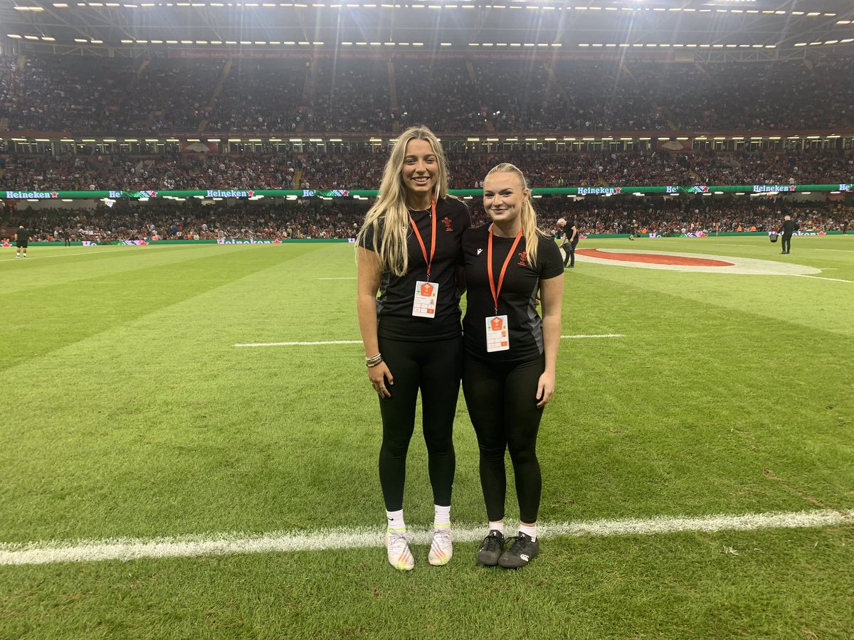 Your ball team for today’s <a href="/VodafoneUK/">Vodafone UK</a> summer series match is <a href="/WelshRugbyUnion/">Welsh Rugby Union 🏴󠁧󠁢󠁷󠁬󠁳󠁿</a> Apprentices and ably supported by some of the Cardiff U18’s girls (potential future apprentices 👏)

Apprenticeship application is open 👇🏼
Community.wru.wales/apprenticeship