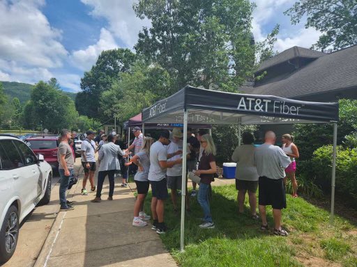 CrownJulesNC's tweet photo. 🎉 Proud to announce that Asheville had an incredible day yesterday! 👏 They successfully finished the day with over ten migrations, broadband, fiber, and DTVi’s. Way to kick off the weekend with a bang! 💥 #ATTSales #TeamEffort #inVINCEable https://t.co/xQFqt9ArQr