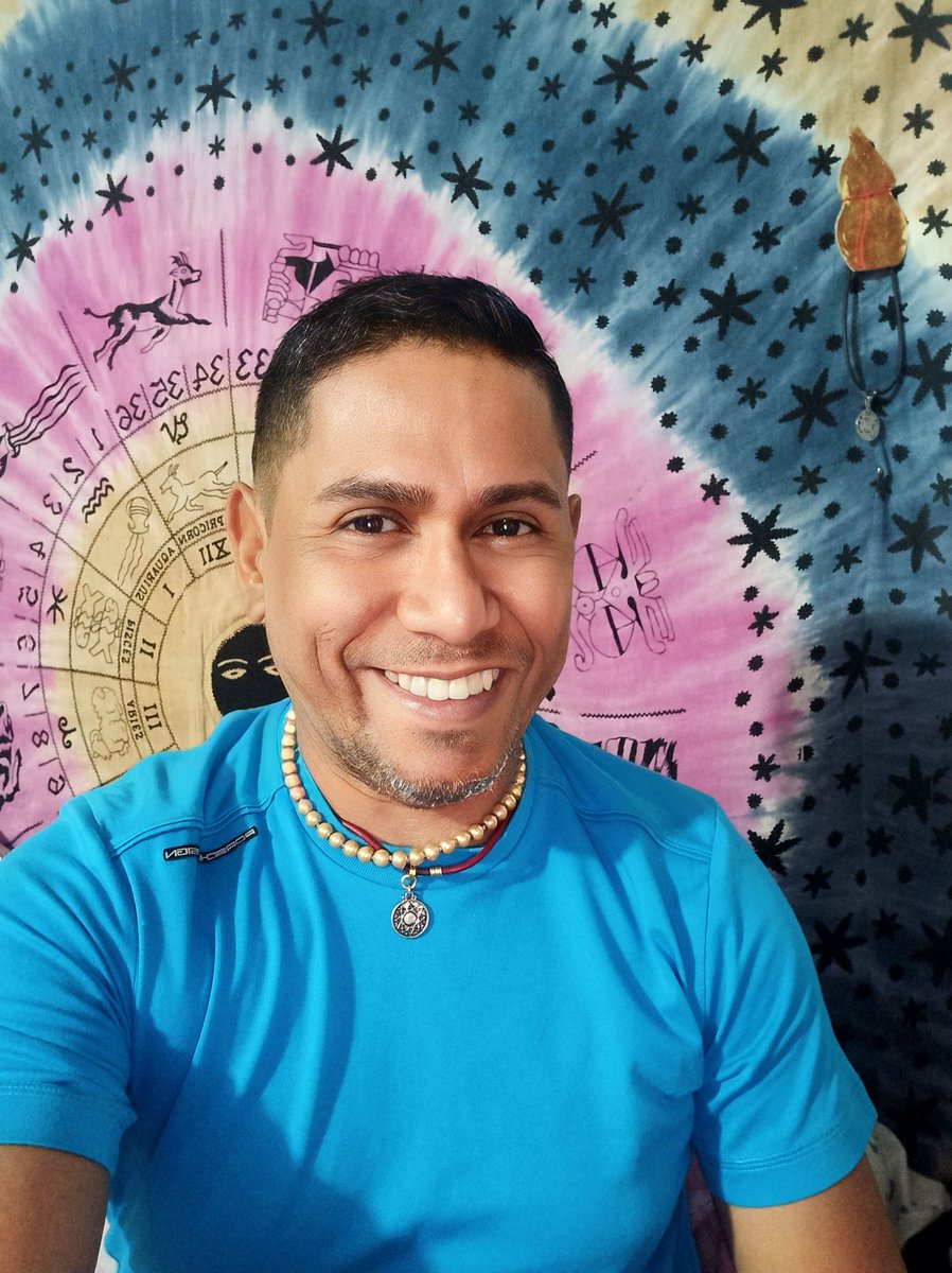 Una sonrisa le alegra la vida a más de uno, aunque no lo sepamos. Date el permiso a estar contento, lleno de ti.