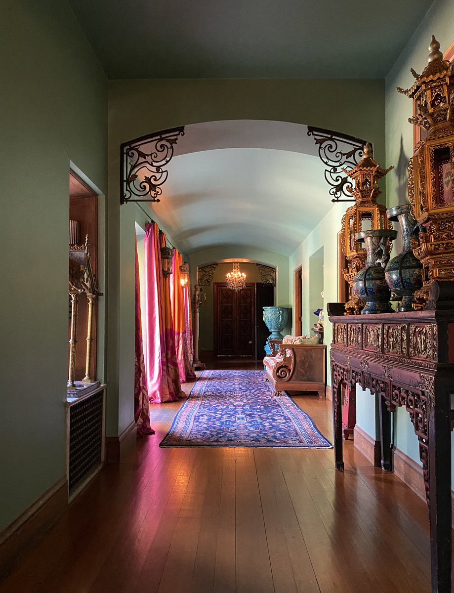 deathbydialogue's tweet photo. If you’re a horror fan, you know this hallway. Between Halloween H20, Scream 3 and The Neon Demon, I’ve got the floor plan of this entire house memorized lol https://t.co/kRf2yuChPS