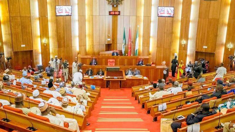 TchadOne's tweet photo. URGENT 🚨 Le sénat nigérian rejette la demande l'intervention militaire du président Tinubu et prône une résolution voie diplomatique de la crise nigérienne

Dans une décision qui était prévisible et annoncée par TchadOne il y a 24 heures, le sénat nigérian a rejeté officiellement la demande d'intervention militaire au Niger introduit par le président Tinubu. Cette décision est un coup dur pour le camp FranceAfricain, qui avait l'intention d'envahir le Niger pour rétablir le président déchu Bazoum au pouvoir. Le président Tinubu, se trouvant dans l'obligation de se conformer aux procédures légales nécessitant l'approbation de la chambre haute, se voit donc contraint de s'incliner.

La France a déjà déployé 700 commandos en attente de l'implication du Nigéria dans ce conflit. Cependant, il est essentiel de ne pas se faire d'illusions. L'agitation actuelle au Nigéria n’est qu’une tentative de trouver un prétexte juridique pour permettre à l'impérialisme de s'immiscer et de commettre des atrocités contre le peuple nigérien. C'est pourquoi les nigériens et le CNSP (Conseil National pour la Sauvegarde de la Patrie ) doivent rester vigilants.

La rédaction de TchadOne