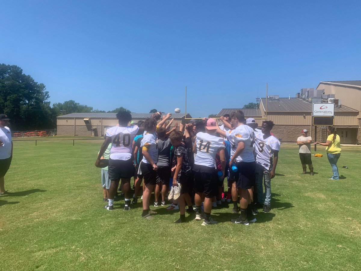 First annual Hampton Football Peewee camp was fun!  Our players enjoyed working with the kids.  The kids enjoyed a few hours of ball!  And we cliniced with our peewee coaches and shared great information!  Didnt get many pictures.  

Go Dawgs!
<a href="/HSDBullDogs/">Hampton School District</a>