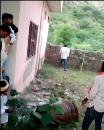 Incognito_qfs's tweet photo. This man Ashok Baba risked his life and saved 2k+ people trapped in temple. 

When Jihadis were firing at the devotees from the hills, Ashok did used his licenced gun and took them on.

Do not let these Jihadis label him as goon. He is our saviour, your saviour.🙏 https://t.co/yX751XazSe