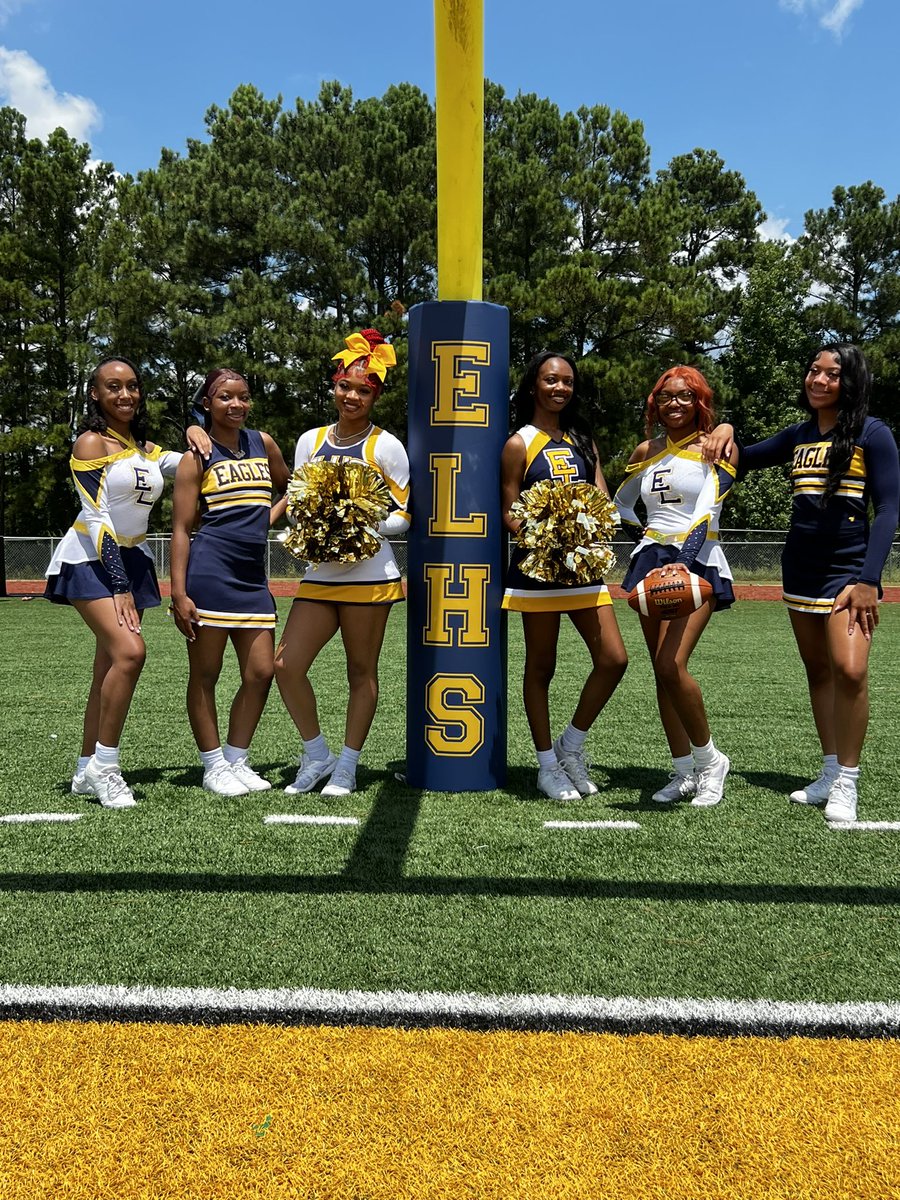 ELHSFBCheer's tweet photo. It’s SENIOR picture day! #classof2024 #compcheer #sidelinecheer @ELHSCompCheer @EagleAthletics @AthleticsHenry @ELHS_HCS https://t.co/NzDmMyv4bk