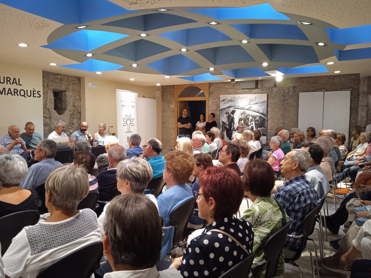 ajcamprodon's tweet photo. 🎤 A l'espai cultural cal Marquès de Camprodon, xerrada sobre excursionisme a la Vall organitzada per la @FundacioVall‼️
#camprodon #valldecamprodon #fcvc #excursionisme https://t.co/IHkEus0EaD
